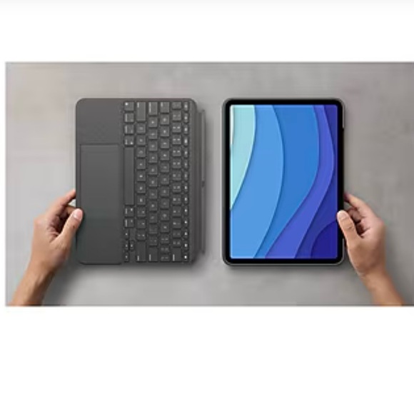 Like New 128 GB Apple iPad Pro 12.9” with Keyboard case - Picture 9 of 12